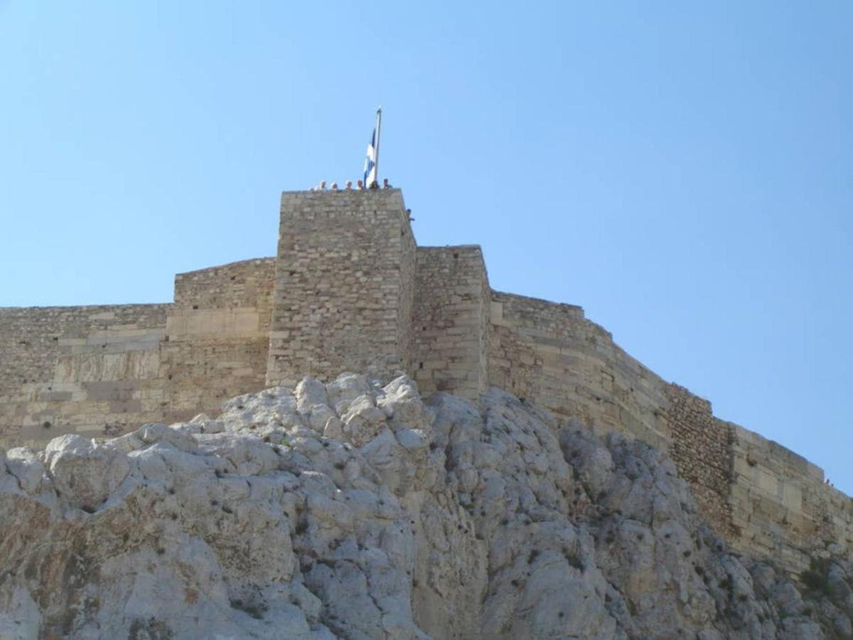 Live At The Acropolis Shadow - Under Super Scenic Anafiotika Atenas Exterior foto